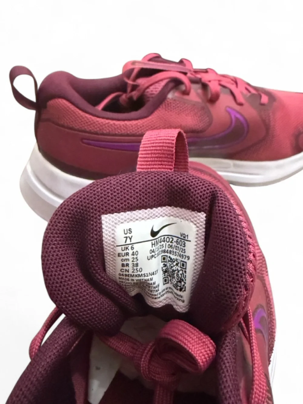Nike Cosmic Runner Shoes ‘Beet Bordeaux’ Size US 7 Youth/ Women’s 8.5 (NEW)